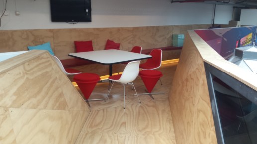 wit tafelblad met zwarte rand rode stoelen underlayment lambrisering, meubelmaker amsterdam cabinetmaker custom handmade furniture op maat gemaakt maatwerk meubels