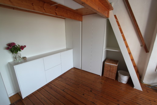 wit greeploos dressoir en hoge kast onder trap, meubelmaker amsterdam cabinetmaker custom handmade furniture op maat gemaakt maatwerk meubels