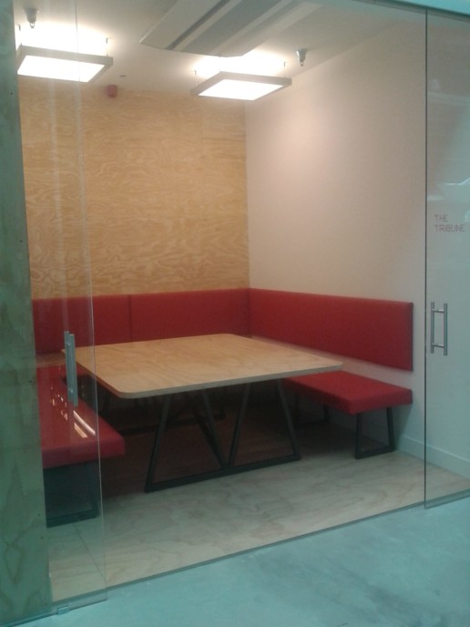 tafel en rode banken vergaderruimte, meubelmaker amsterdam cabinetmaker custom furniture op maat gemaakt maatwerk meubels