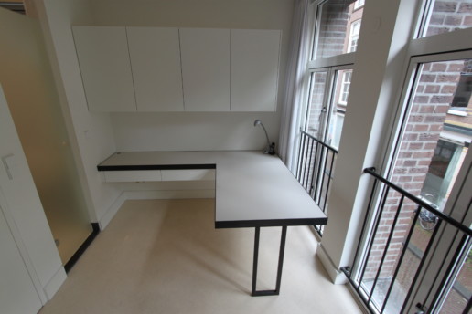 wit bureau met bovenkasten en zwart stalen poot, meubelmaker amsterdam cabinetmaker custom furniture op maat gemaakt maatwerk meubels