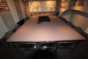 grote vergadertafel clubkamer, meubelmaker amsterdam cabinetmaker custom handmade furniture op maat gemaakt maatwerk meubels