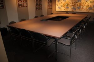 grote vergadertafel clubkamer, meubelmaker amsterdam cabinetmaker custom handmade furniture op maat gemaakt maatwerk meubels