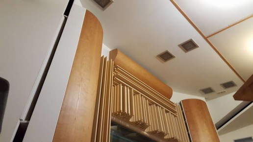 geluidsstudio interieur ingebouwde speakers wandpanelen met houten plinten, meubelmaker amsterdam cabinetmaker custom handmade furniture op maat gemaakt maatwerk meubels