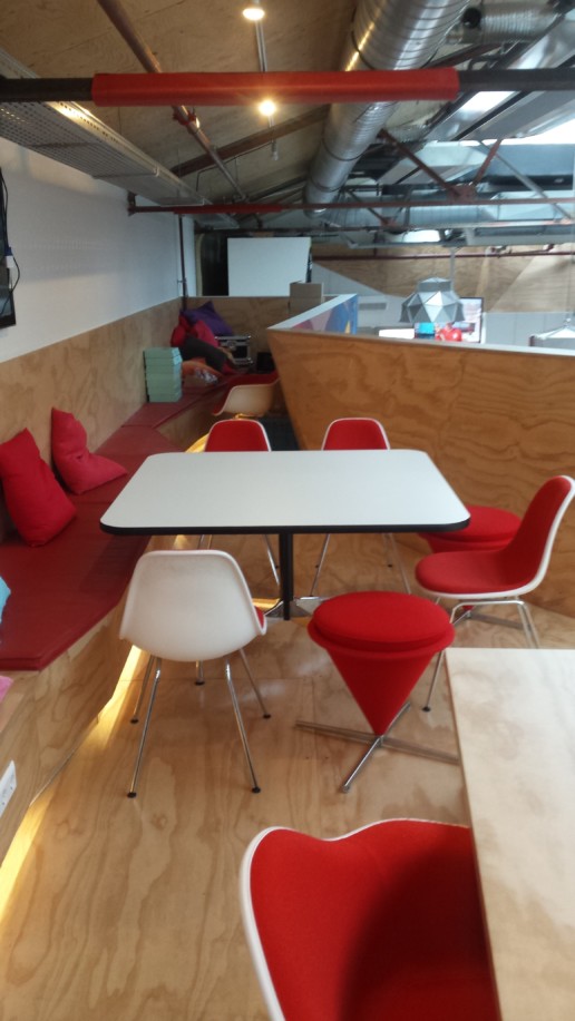wit tafelblad met zwarte rand rode stoelen underlayment lambrisering, meubelmaker amsterdam cabinetmaker custom handmade furniture op maat gemaakt maatwerk meubels